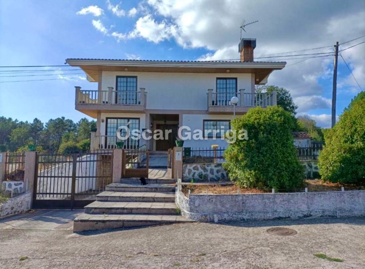 VIVIENDA INDEPENDIENTE TOTALMENTE AMUEBLADA DE 252 m2, CON FINCA DE 1350 m2 Y DOS DEPENDENCIAS AGRÍCOLAS DE 122m2 y 20 m2 RESPECTIVAMENTE. O BOLO, MASIDE, OURENSE, GALICIA (SPAIN)).