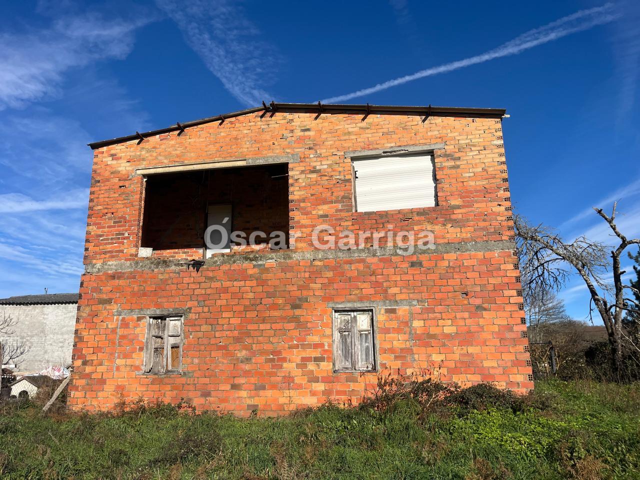CASA DE PUEBLO EN LADRILLO. 196 m2. DEBE FINALIZARSE SU CONSTRUCCIÓN. TIENE UNA FINCA LINDANTE DE 500 m2. EN VIDUEDO, CEA, OURENSE.