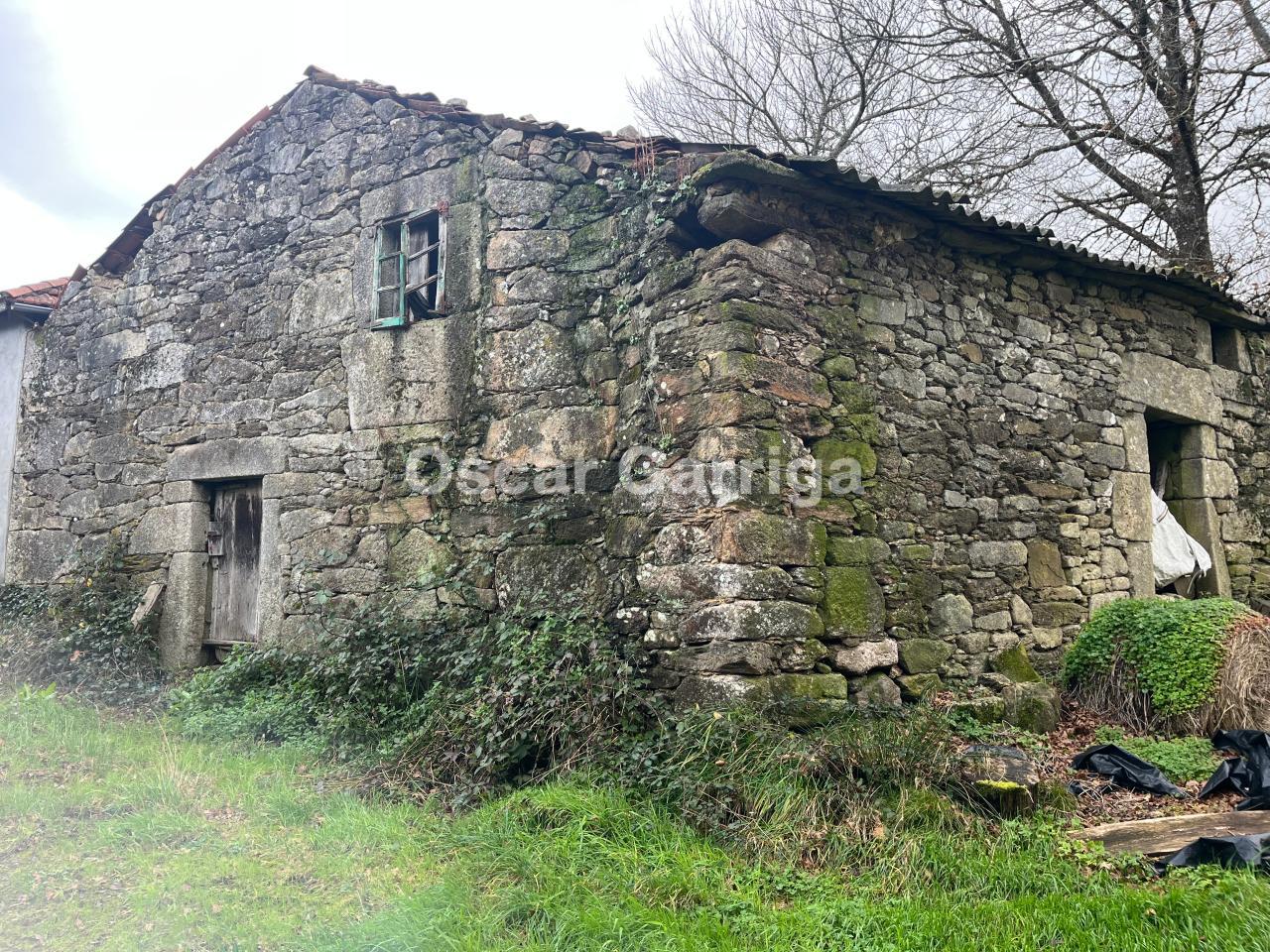 TRES CASITAS ANTIGUAS PARA RESTAURAR MÄS FINCA DE 1100 m2, CON LAVADERO, POZO Y HÓRREO. LAMAS, AGUADA, CARBALLEDO, LUGO (SPAIN).