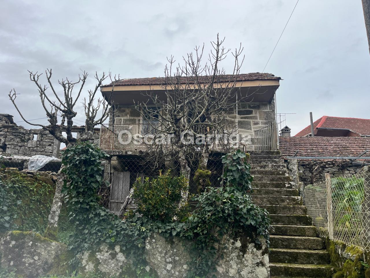 CASA DE PUEBLO GALLEGA CON VARIAS DEPENDENCIAS, BALCONADA, EXCELENTES VISTAS Y FINCA DE 1746 m2, CON EDIFICACIÓN EN SU INTERIOR, IDEAL PARA OCIO O AGRICULTURA. OUTEIRO DE CORNEDA, O IRIXO, OURENSE .