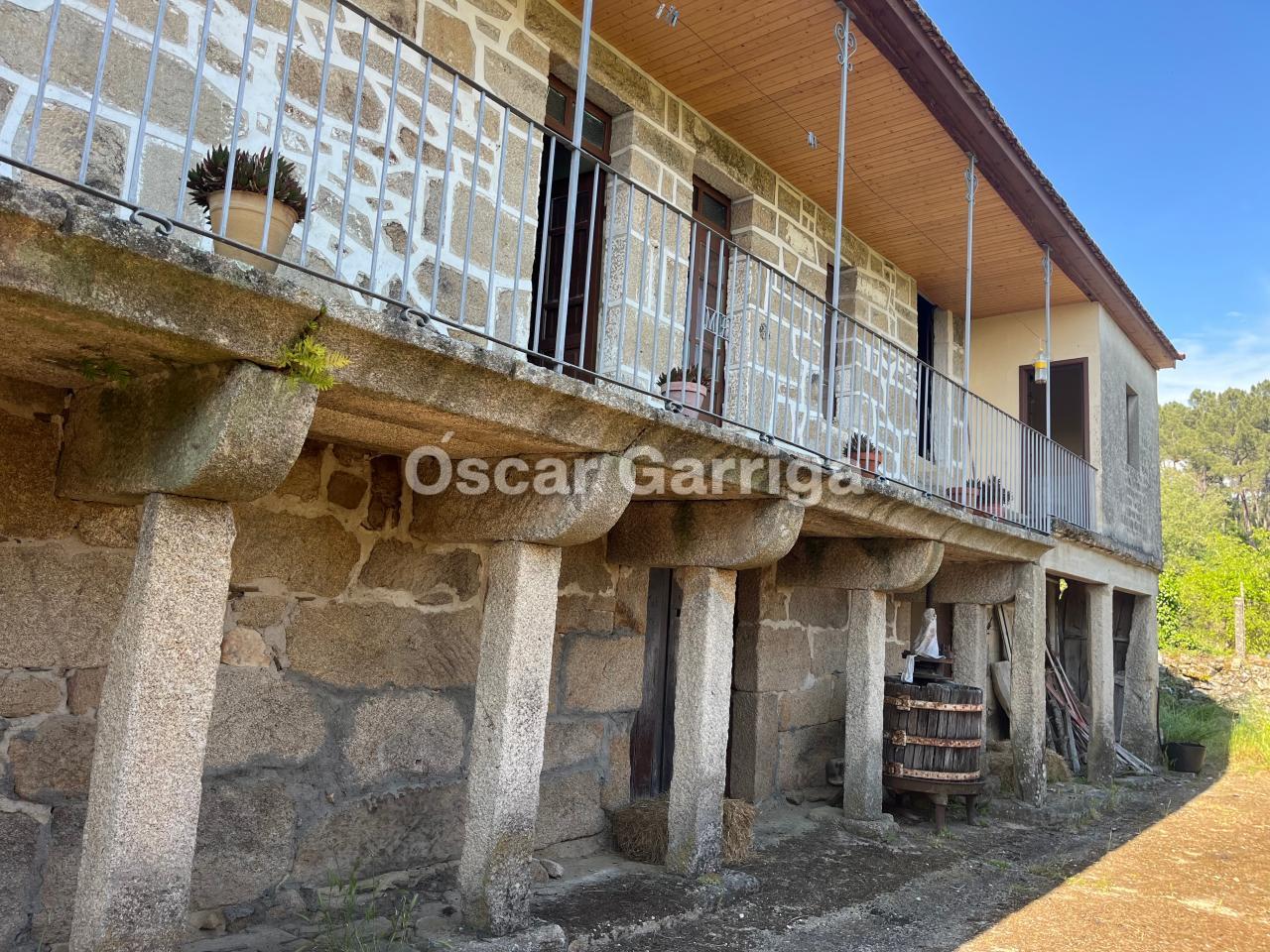 CASERÓN DEL DEL RURAL GALAICO, CON FINCAS COLINDANTES Y BALCONADA DE ENSUEÑO.BOUTEIRO, O CARBALLIÑO, OURENSE, GALICIA (SPAIN).