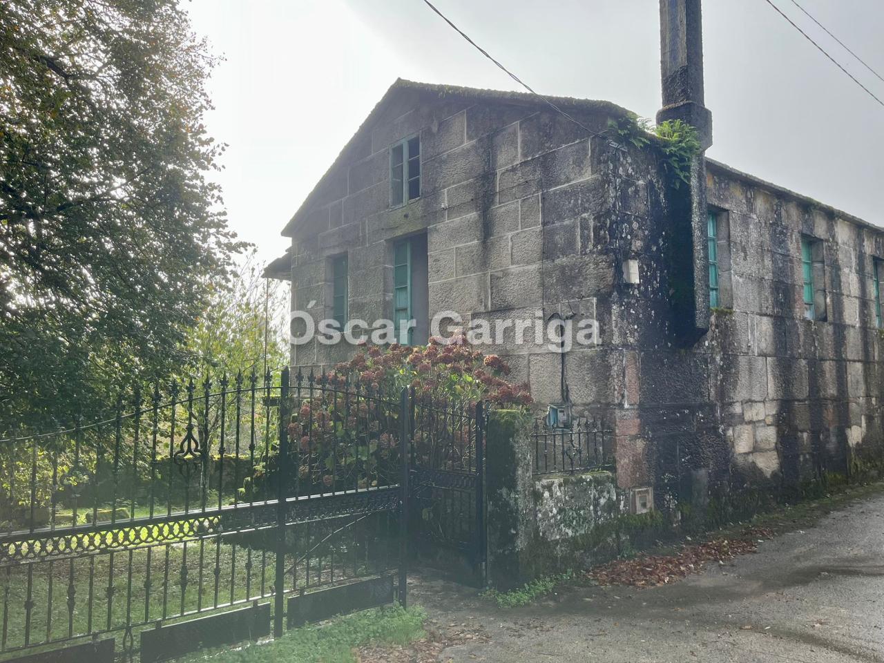 ENORME POTENCIAL DE ESTE INMUEBLE DEL RURAL QUE NECESITA REFORMA INTEGRAL EN SU INTERIOR Y TEJADO. CUENTA CON PATIO DELANTERO Y OTRAS DOS FINCAS COLINDANTES. A TORRE DE LOEDA, PIÑOR, OURENSE (SPAIN).