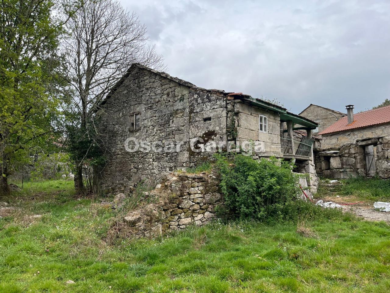CASA PARA RESTAURAR EN EL RURAL GALLEGO, DENTRO DE UNA FINCA DE 1.000 M2. A 10 MINUTOS DE O CARBALLIÑO. PEDRIÑA, O IRIXO (OURENSE).