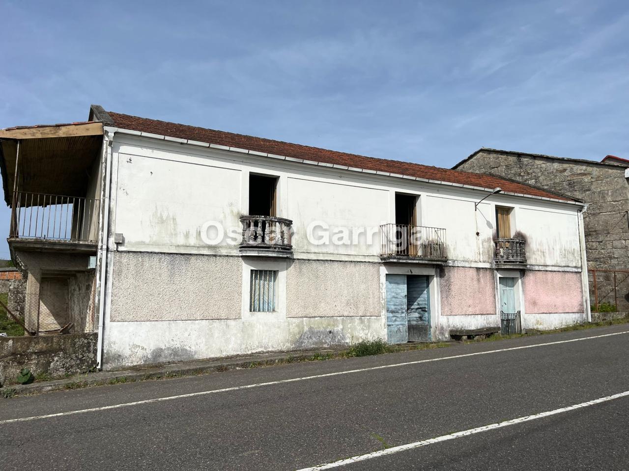 ENORME POTENCIAL DE ESTE INMUEBLE COMPUESTO POR VIVIENDA Y FINCA CERRADA CON POZO, HÓRREO Y PALOMAR. Carballeda, Piñor, Ourense (Spain).