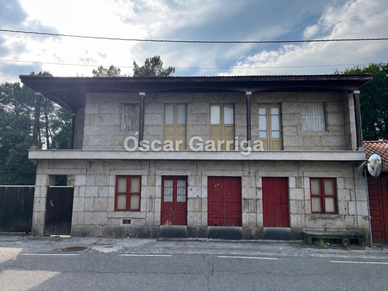 En Porto de Eguas (O Carballiño - Ourense) te presentamos esta vivienda de piedra tradicional para reforma integral, situada sobre una parcela de 1.700 m²